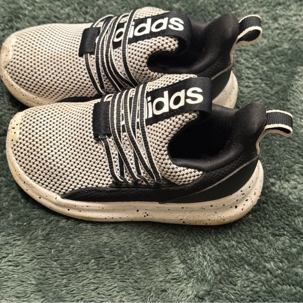 KIDS ADIDAS SIZE 9K - Picture 4 of 7